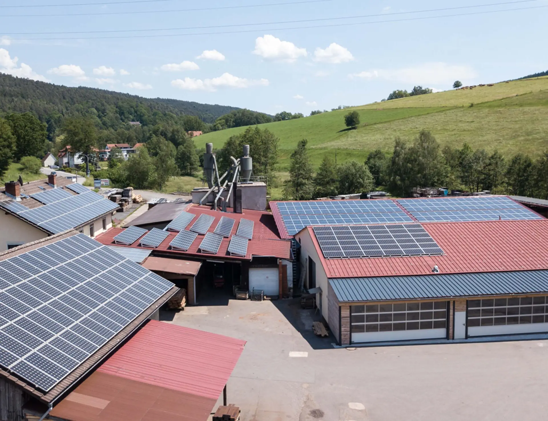 Eine Photovoltaikanlage auf den Dächern des Sägewerks Scior GmbH im Mossautal/Hüttenthal
