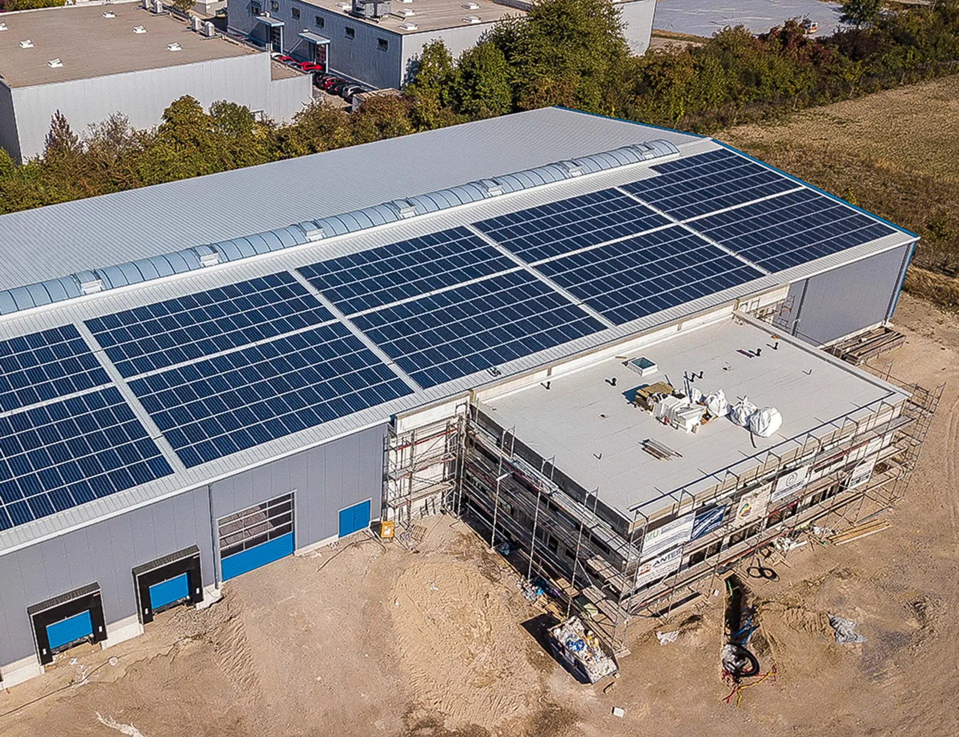 Eine Photovoltaik-Anlage auf der Lagerhalle der Monoflo Produktions GmbH & Co. KG in Heppenheim