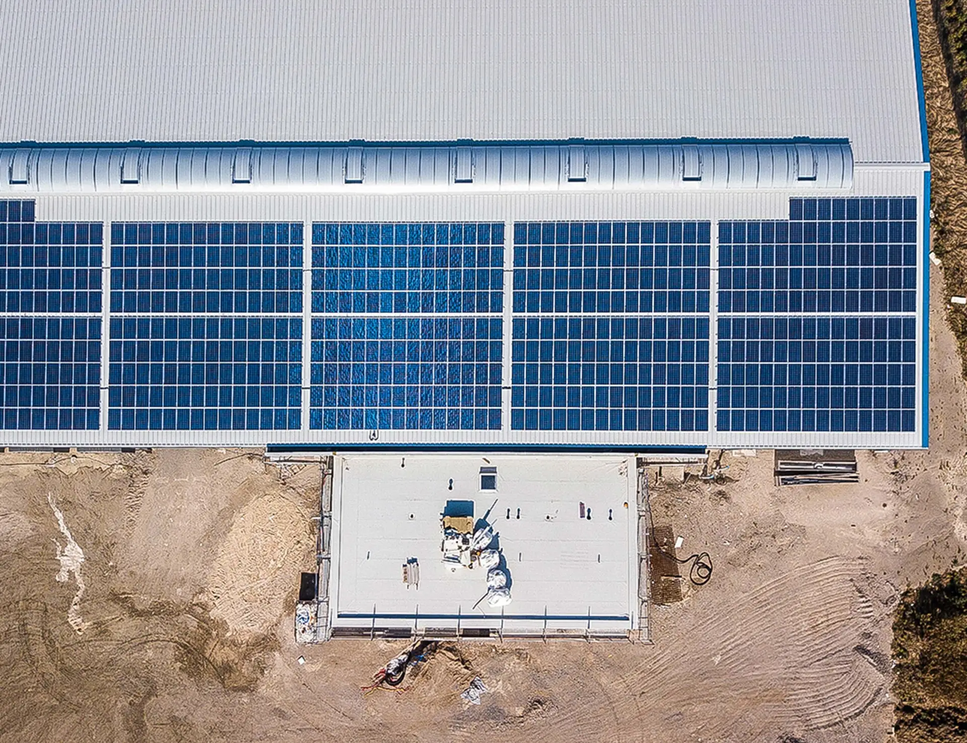 Eine Photovoltaik-Anlage auf der Lagerhalle der Monoflo Produktions GmbH & Co. KG in Heppenheim
