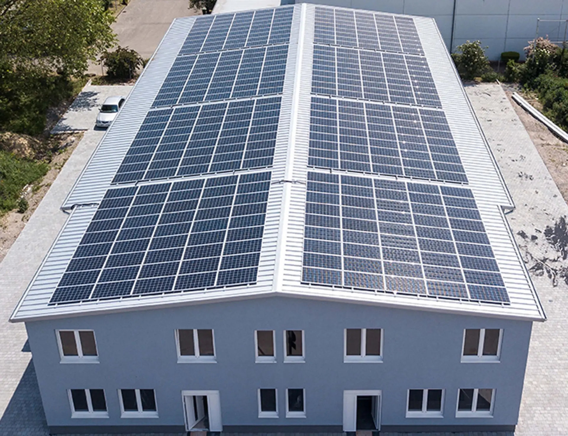Eine Photovoltaik-Anlage auf dem Dach der Tesla GmbH in Laudenbach