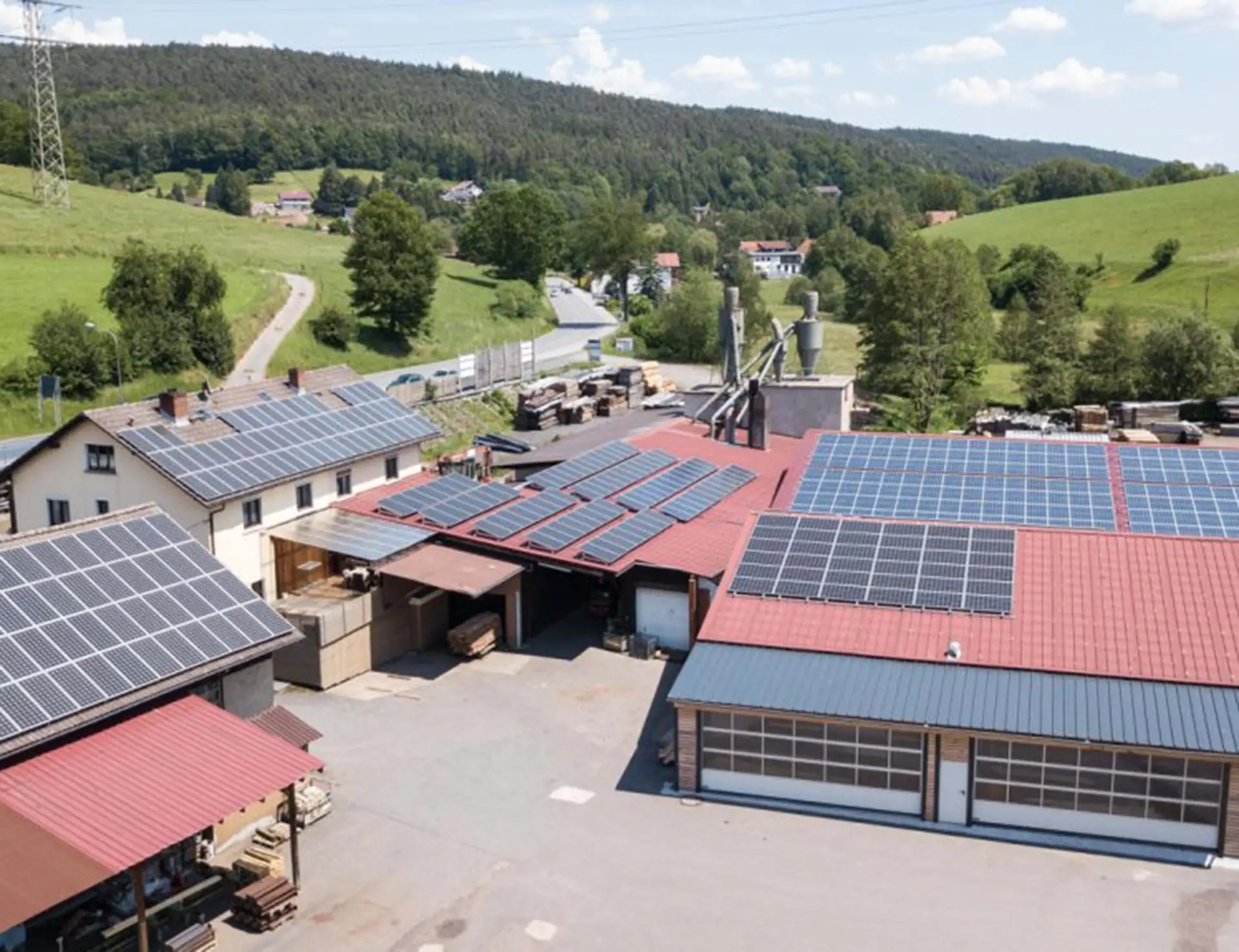 Eine Photovoltaikanlage auf den Dächern des Sägewerks Scior GmbH im Mossautal/Hüttenthal