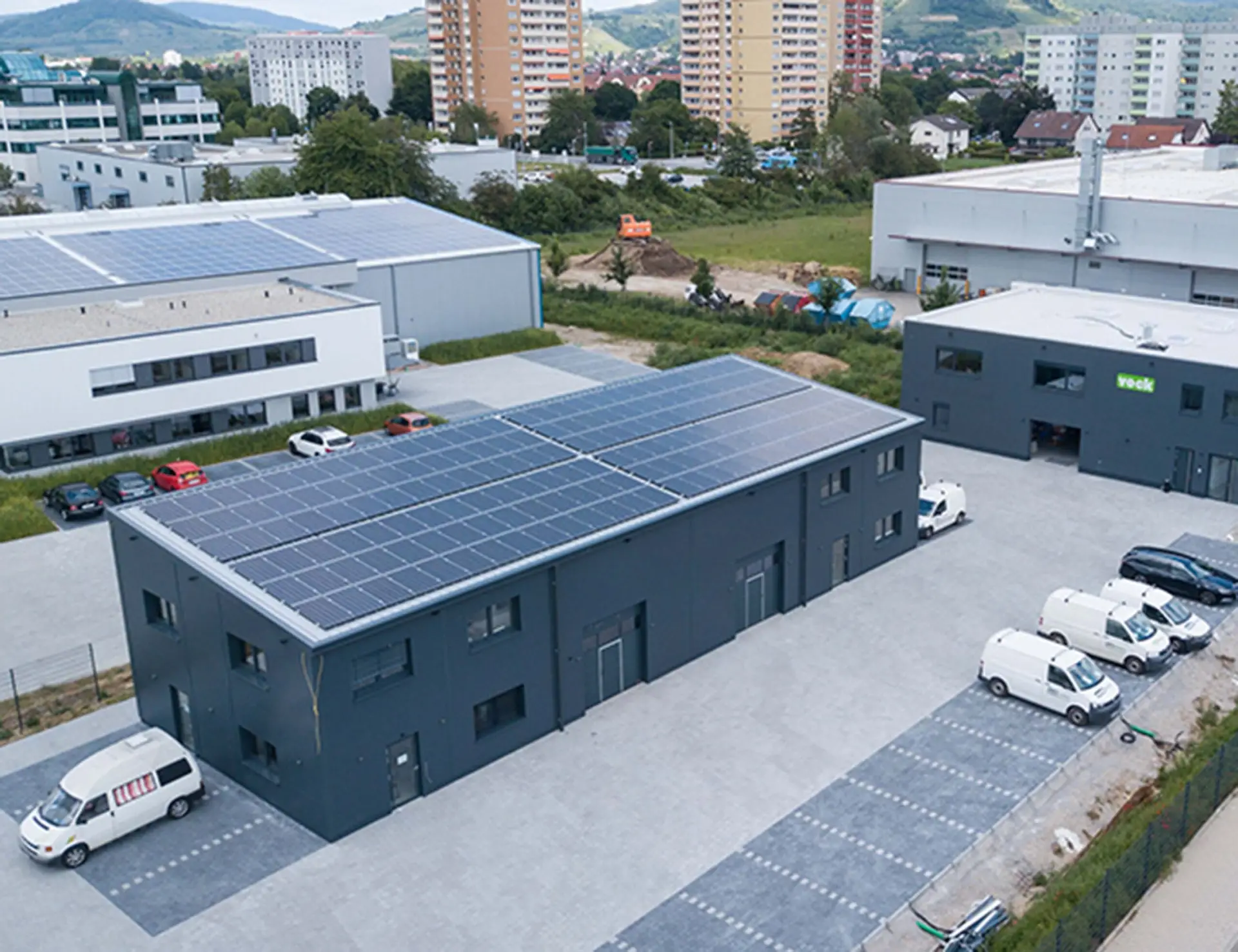 Eine Photovoltaik-Anlage auf dem Firmendach der Firma Vock in Heppenheim